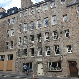 Canongate - Spacious And Historic 2 Bed Flat On Royal Mile Edinburgh